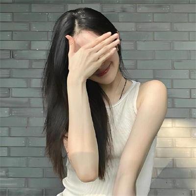穿条纹衣的男孩